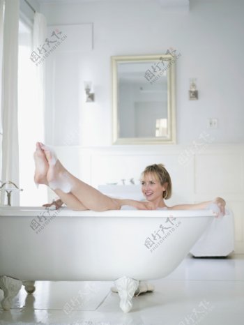 躺着浴缸里泡澡的外国女人图片