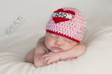 戴着帽子睡觉的婴儿图片