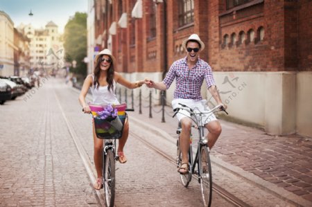 手拉手骑自行车的情侣图片