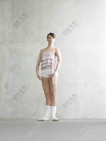 站立的外国性感美女舞蹈演员图片