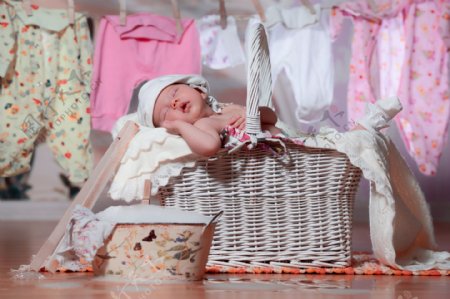 一堆婴儿衣服与婴儿图片