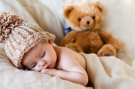 戴着帽子睡觉的宝宝图片
