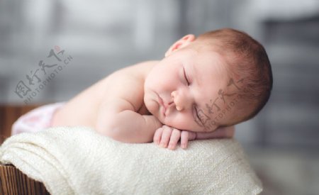趴在毛巾上睡觉的婴儿图片