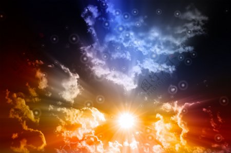 彩色云朵和太阳图片