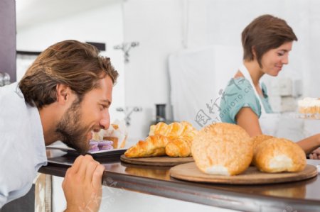 厨房制作面包的夫妻图片