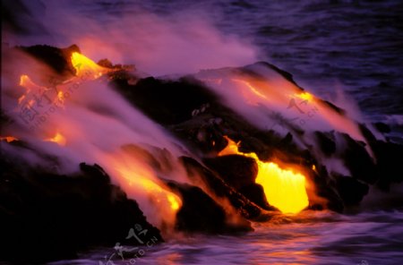 火山冒岩浆图片