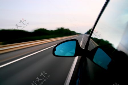 高速行驶时轿车后视镜
