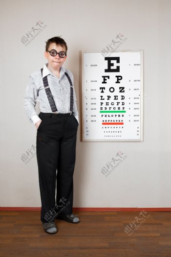 男孩和视力表图片