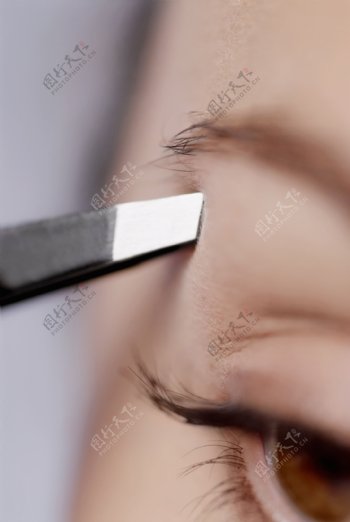 高清晰修眉刀修理眉毛特写图片图片