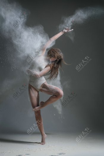 跳舞的美女舞者图片