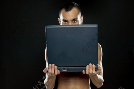 捧着笔记本电脑的男性图片