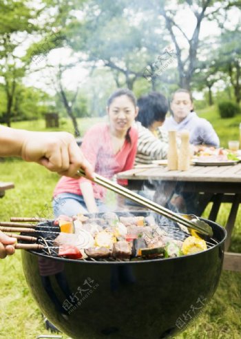 野餐烧烤的幸福家庭图片