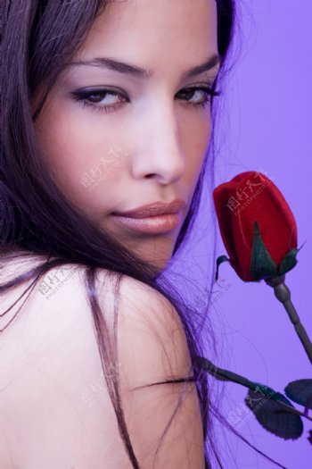 迷惑女人与玫瑰花图片