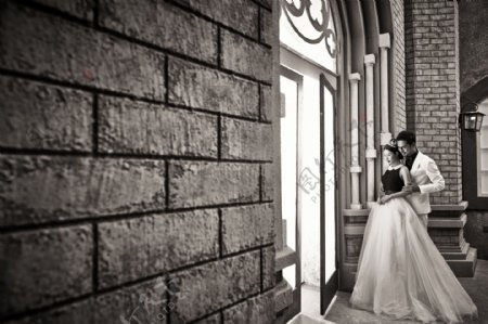 室内黑白风格婚纱照图片