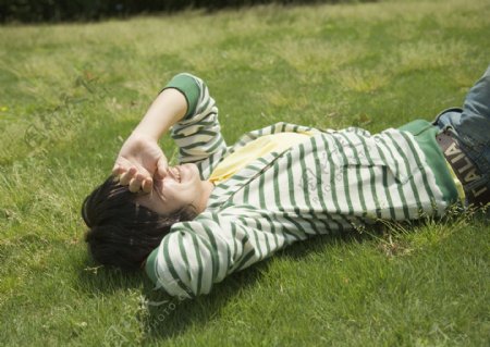 躺在草地上的男生图片