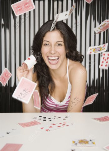 玩扑克的美女图片