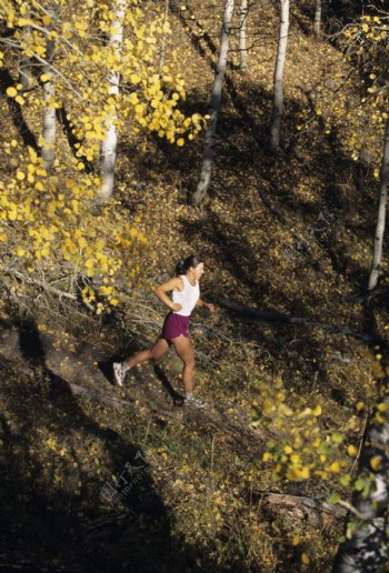 野外跑步的女人图片