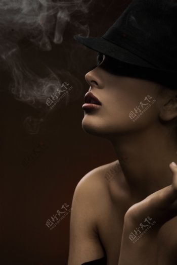 魅力性感吸烟美女图片
