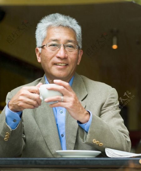喝茶的老年人图片