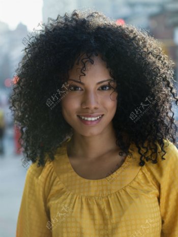 微笑个性发型的女人图片