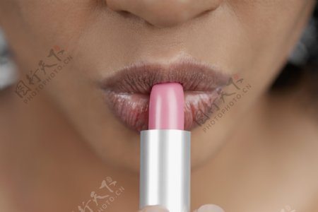 把唇彩放在嘴唇上的黑人女人唇部特写图片图片