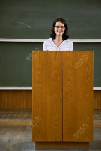 讲台上的戴眼镜的女人图片