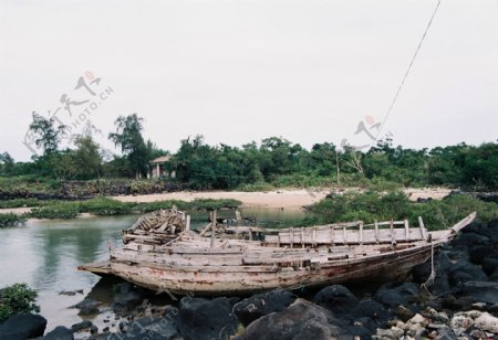 黑石滩上的旧船图片