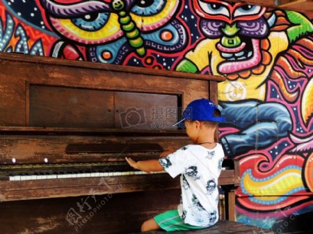 弹奏钢琴的小孩