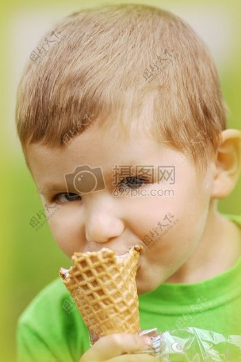 吃着冰淇淋的男孩
