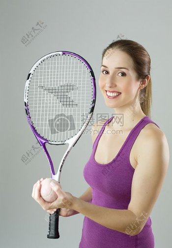 面带微笑的网球女孩