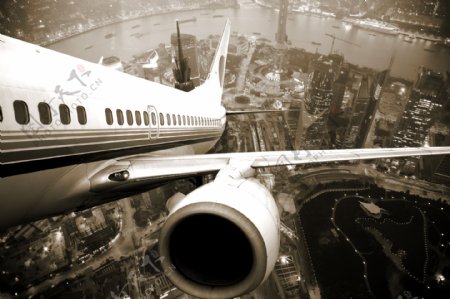 飞机和城市鸟瞰图图片