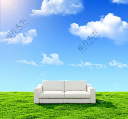 蓝天沙发草坪图片素材