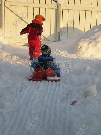 冬天玩雪的孩子