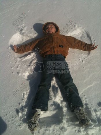 躺在雪地的小男孩