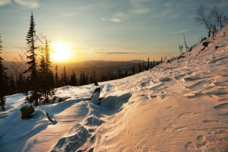 雪地夕阳落日风景背景图