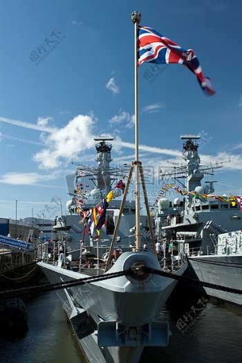 海面上的英国皇家海军护卫舰