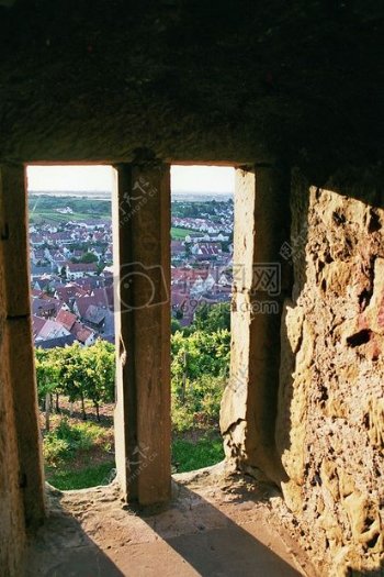 城堡废墟上的窗户