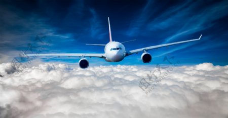 蓝天里飞翔的飞机图片