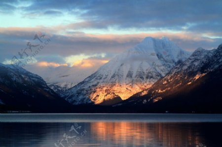 湖泊雪山背景素材