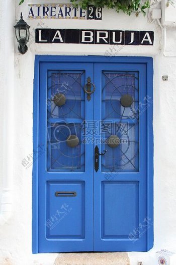蓝色的门和窗户