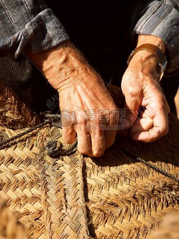 编织席子的老人的手