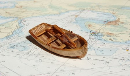 地图上的模型船