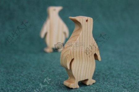 木刻的企鹅玩具