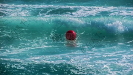 海浪中的皮球