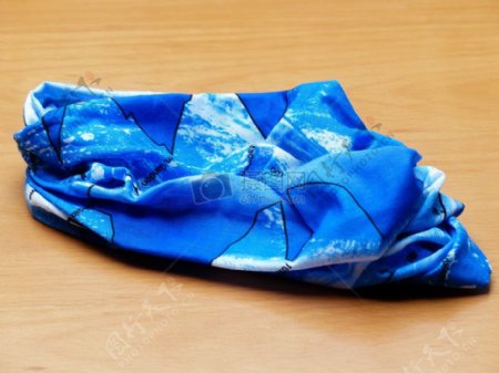 精致的蓝色丝巾