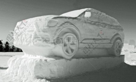 用雪堆积的汽车