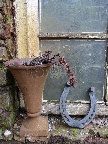 废弃的花瓶和马蹄铁