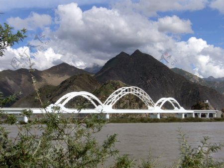 青藏铁路拉萨河大桥