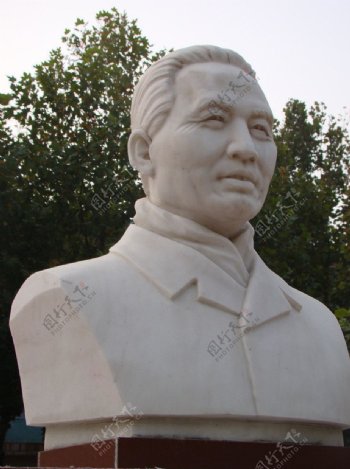 李广田先生雕像