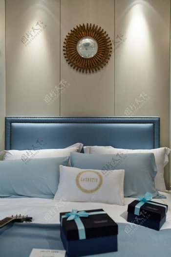 现代时尚卧室铜金色圆盘装饰室内装修效果图